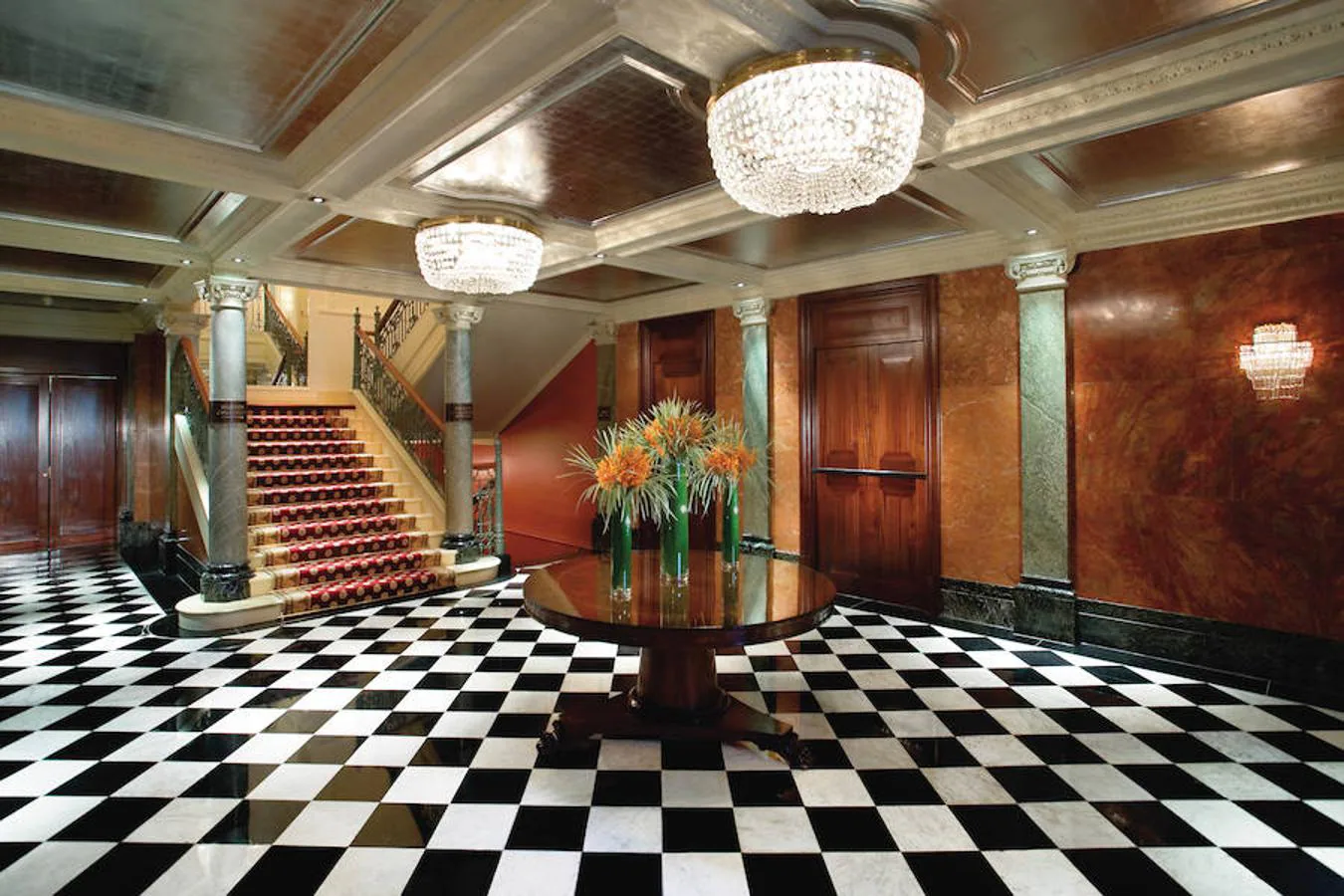 La diseñadora internacional Joyce Wang transformó el Lobby Lounge y el área de recepción. Con el bullicioso Knightsbridge y Harrods a sus puertas y el frondoso Hyde Park en la parte trasera, Mandarin Oriental Hyde Park es la dirección más prestigiosa de Londres