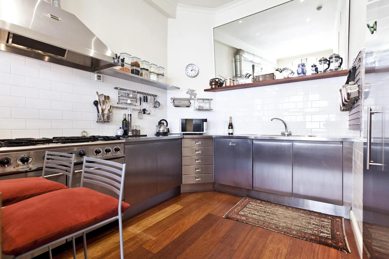 Lujo. Aparentemente, el apartamento tiene un diseño simple, nada ostentoso. Pero tanto su cocina chef como los acabados son de primeras calidades