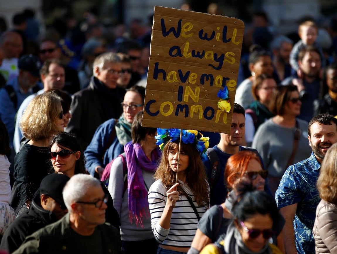 Manifestantes protestan contra el Brexit. 