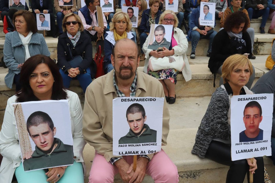 La concentración por el desaparecido Paco Molina, en imágenes