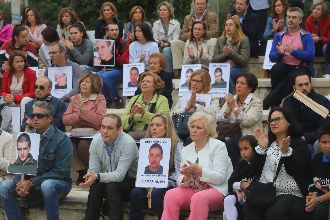 La concentración por el desaparecido Paco Molina, en imágenes