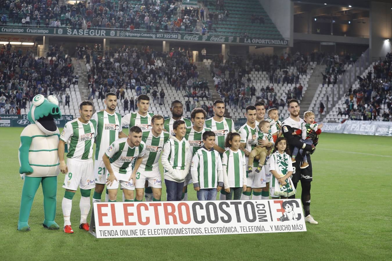 La grada del Córdoba-Deportivo, en imágenes