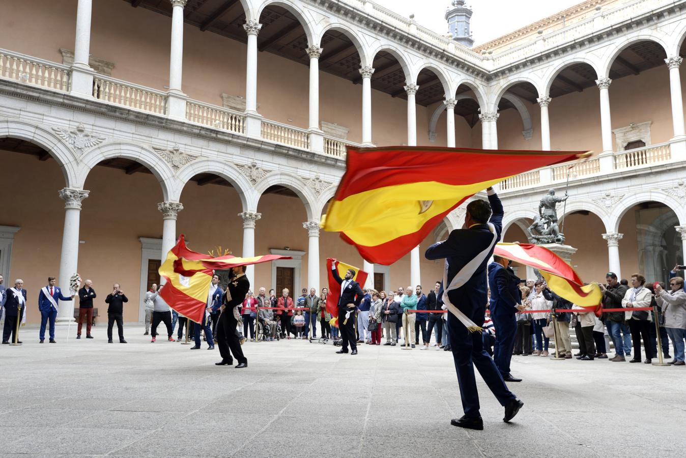 Organizado por la Hermandad del Cristo Resucitado, la cuadrilla, compuesta por dos alabarderos, un mochiller, el alcalde y el bandera baila la enseña nacional al Cristo Resucitado y a su madre, la Virgen. 