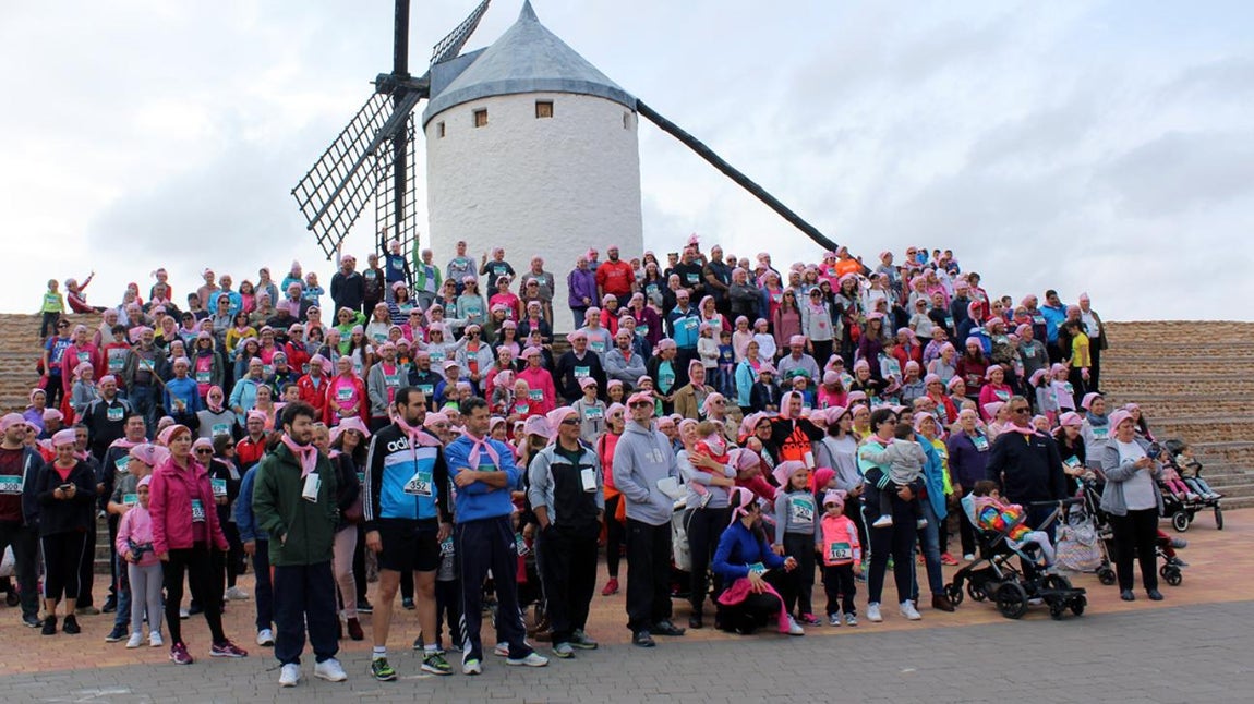 Más de 400 personas participan en Camuñas en la marcha «Camina en rosa»