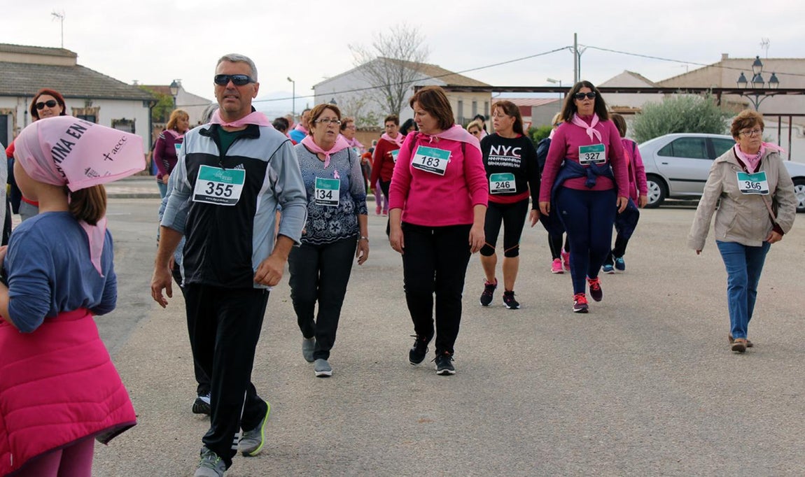Más de 400 personas participan en Camuñas en la marcha «Camina en rosa»