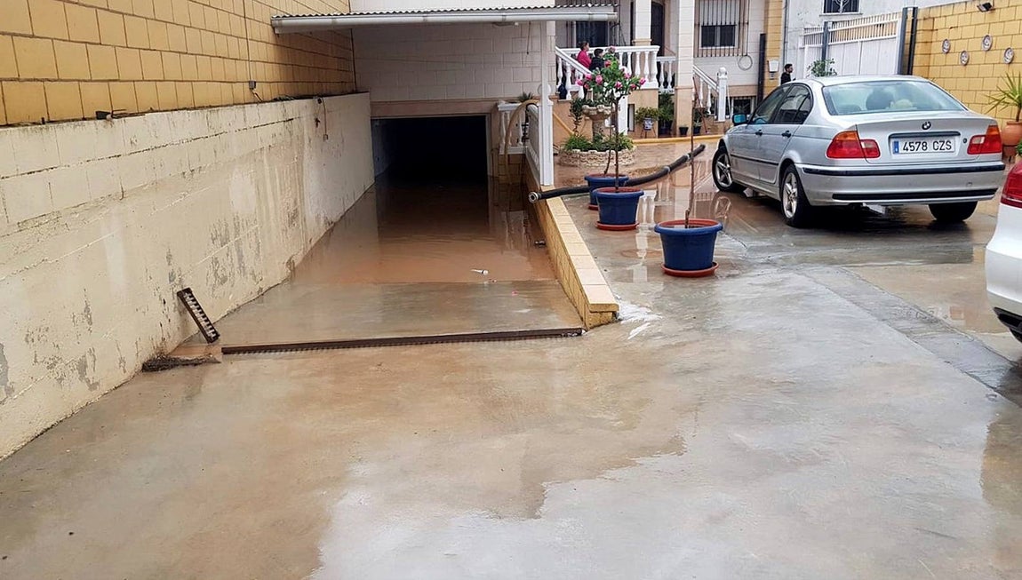 Una de las viviendas afectadas en La Roda de Andalucía (Sevilla) por las fuertes lluvias de la pasada madrugada, donde han sido evacuados varios vecinos por la crecida del río Yeguas