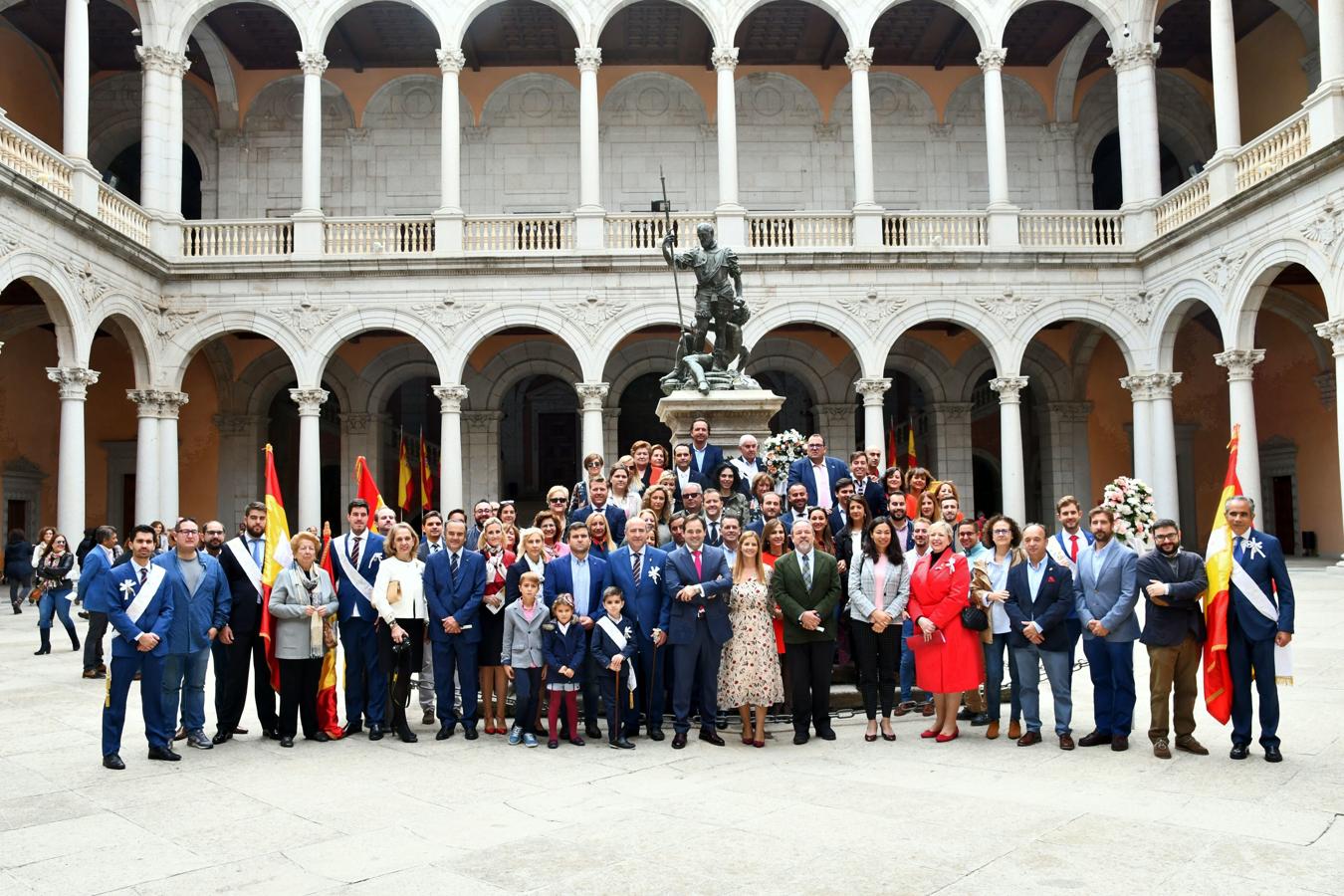 Francisco Núñez, en el centro con miembros de su paritido y de la Hermandad del Cristo Resucitado de Quismondo. 