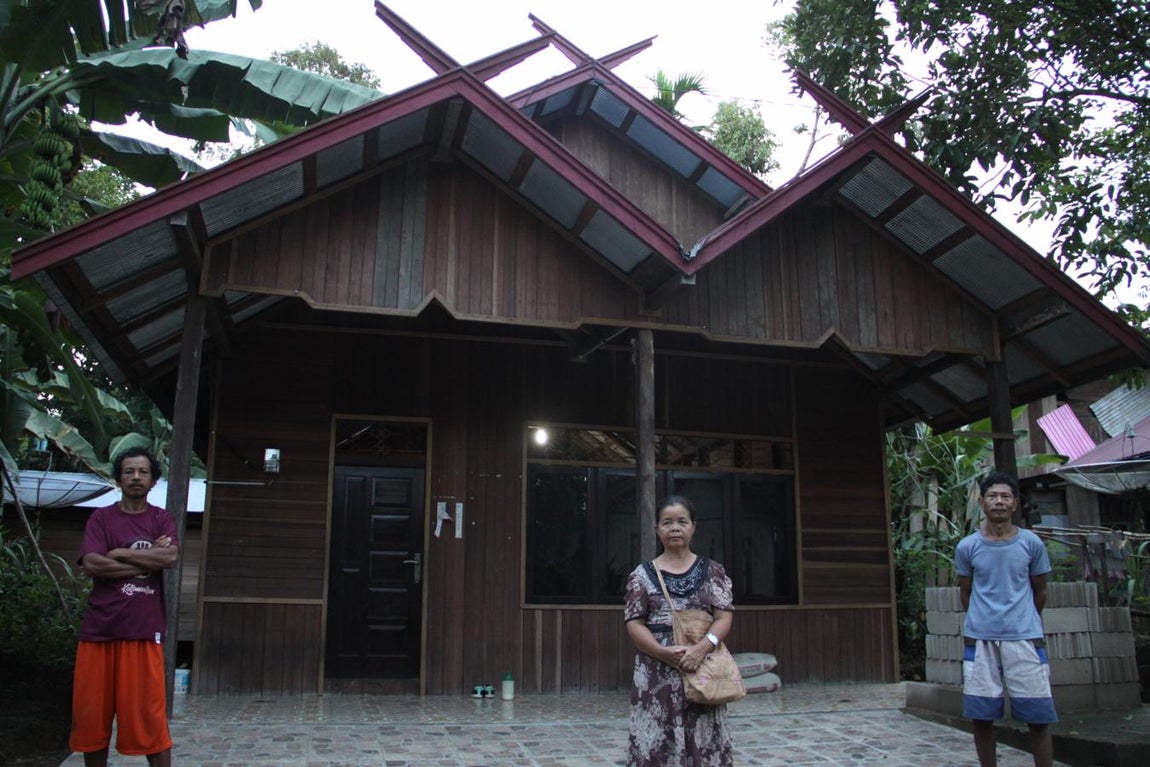 En la aldea de Lopus, las mejores casas pertenecen a las familias que tienen a alguno de sus miembros trabajando en las plantaciones de aceite de palma. Pero otros vecinos critican la destrucción de la jungla para este monocultivo.. 
