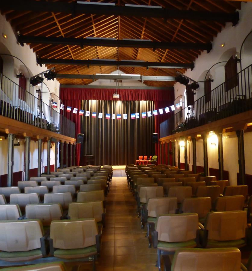 Salón de actos en la antigua nave de sacrificio de reses vacunas en 2014. Foto Rafael del Cerro. 