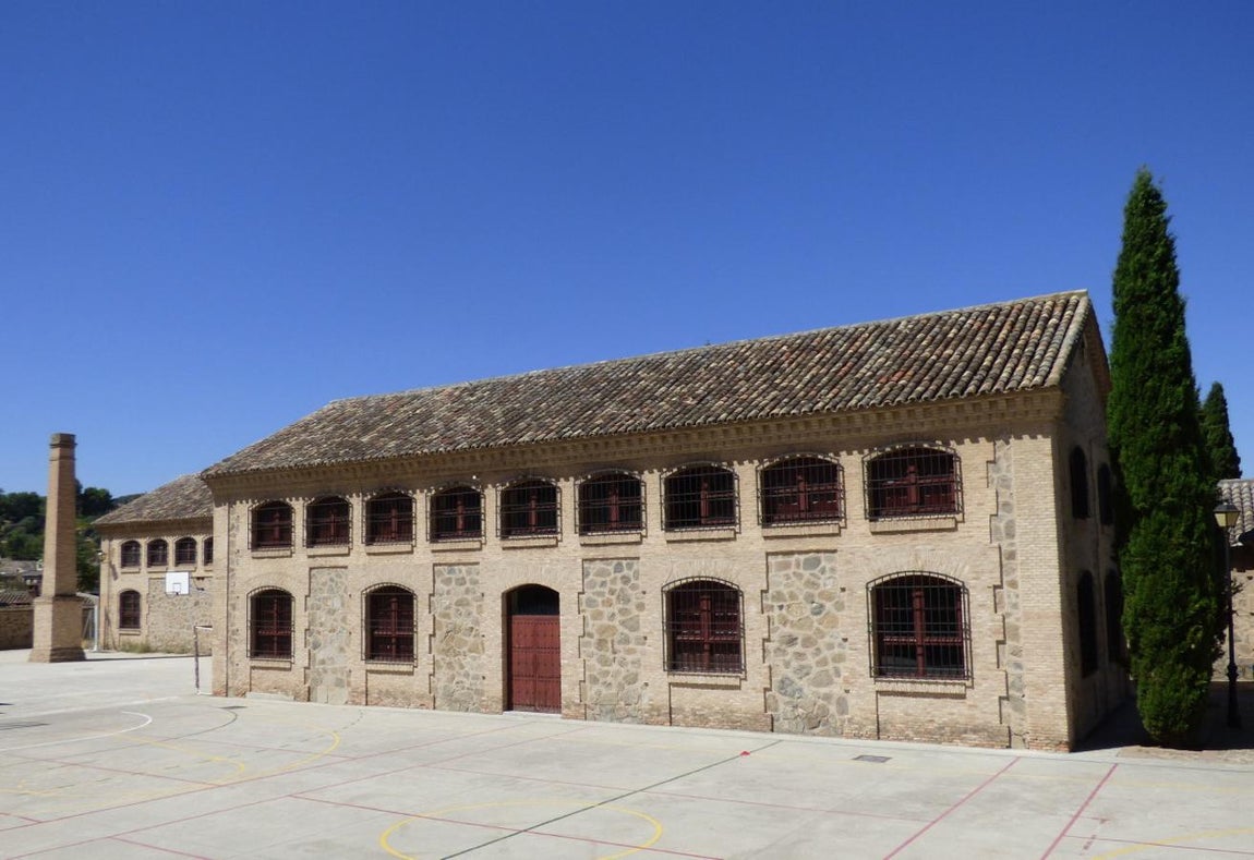 Naves en el patio y chimenea del antiguo horno de residuos en 2014. Foto Rafael del Cerro. 