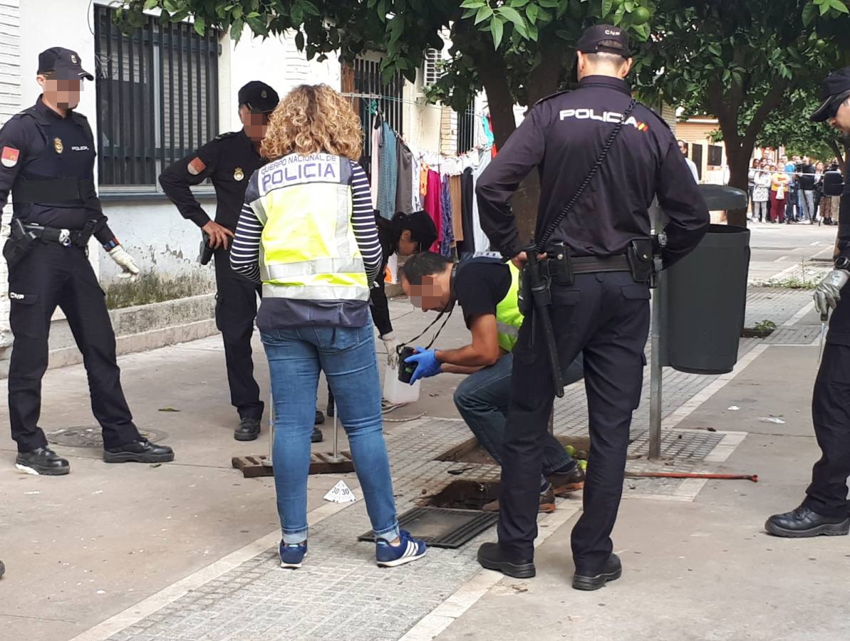 En imágenes, una mujer muere apuñalada en Los Pajaritos de Sevilla