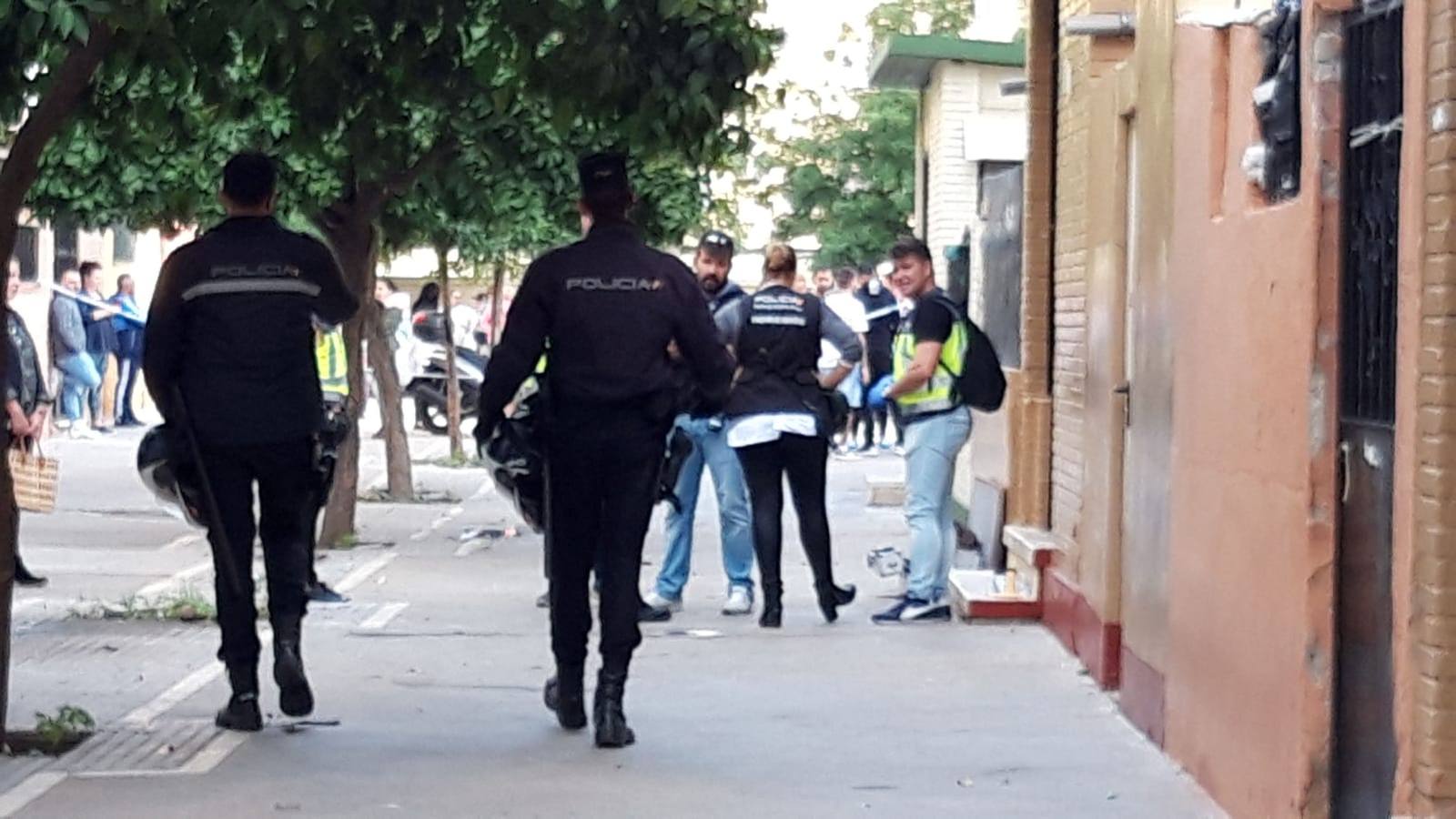 En imágenes, una mujer muere apuñalada en Los Pajaritos de Sevilla