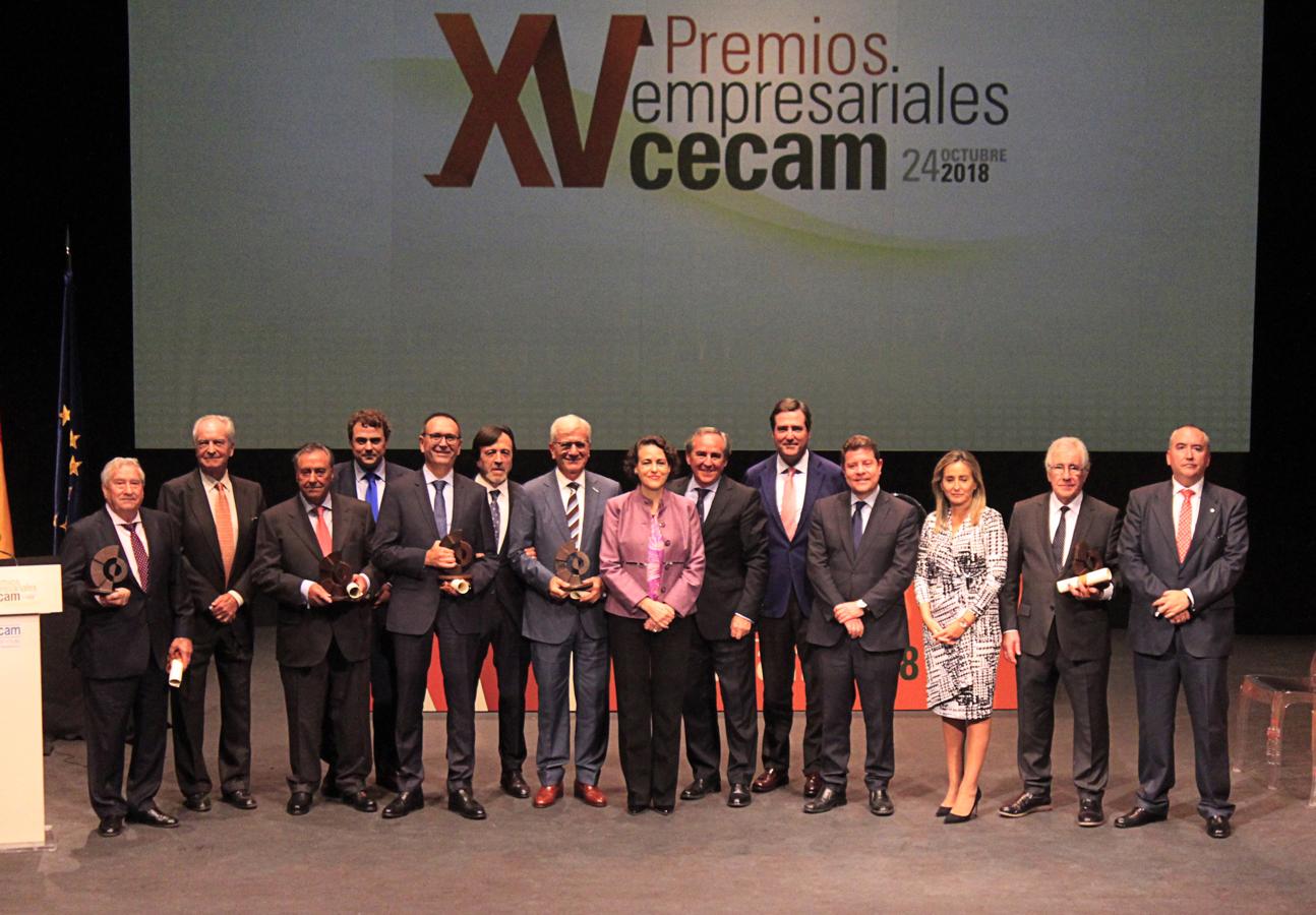 Foto de familia con los premiados. 