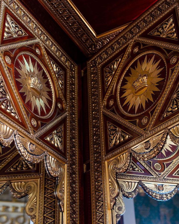 Filigrana. La madera está tallada y dibuja espectaculares ornamentos de simbología familiar