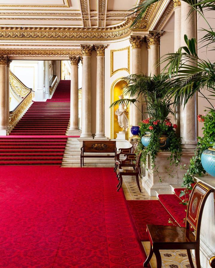 Rojo y oro. El enmoquetado rojo cubre todas las estancias.El otro tono dominante es el dorado, que da lustre a las molduras de las paredes, la madera del mobiliario y los numerosos tapices - Rizzoli