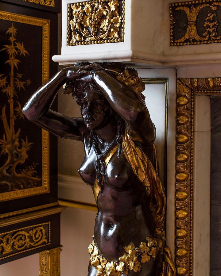 Teatral. El arquitecto John Nash el encargado de concebir este espacio e hizo los planos con mimo. Proyectó un Palacio de Buckingham teatral que se mantiene, aunque muriera sin terminar su cometido