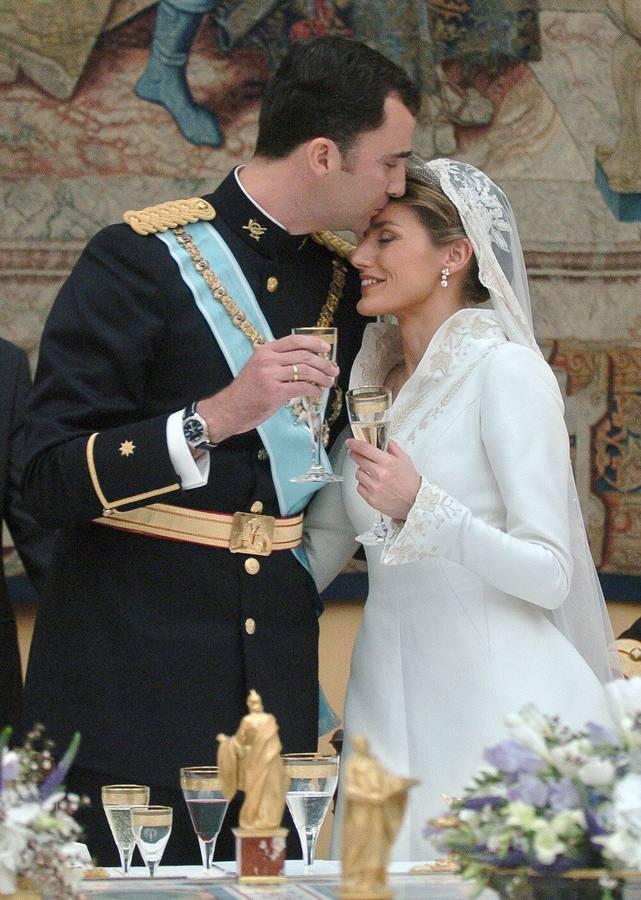 El 22 de mayo de 2004, Don Felipe y Doña Letizia se dieron el «sí, quiero», en la Catedral de la Almudena. 