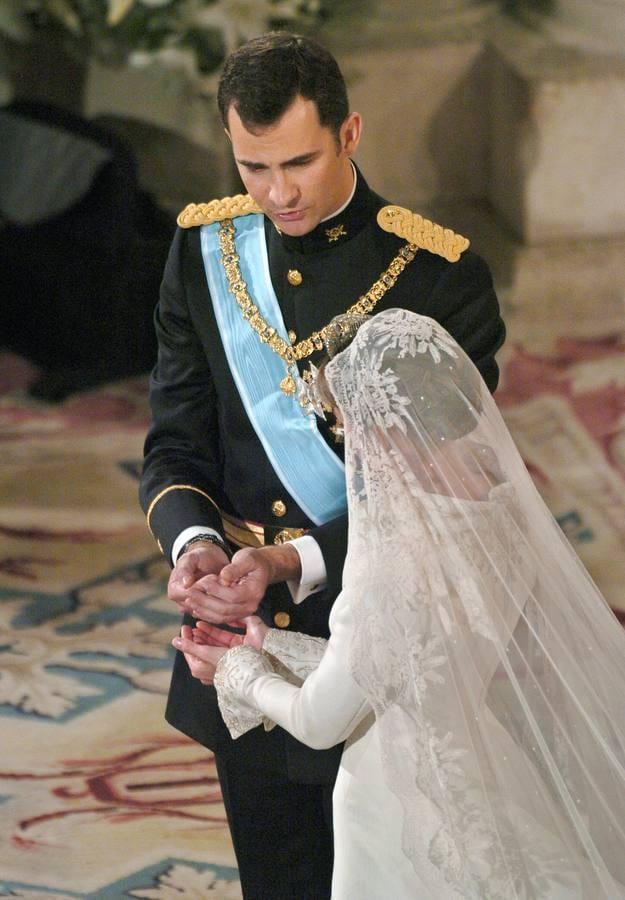 El Príncipe Felipe y Doña Letizia Ortiz se intercambian las arras, convertidos ya oficialmente en Príncipes deAsturias. 