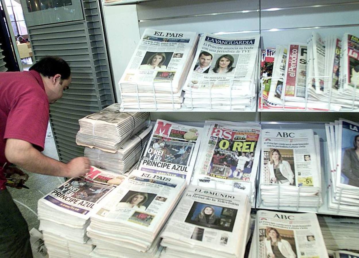 Las portadas de los periódicos se hacían eco de la noticia sobre el enlace de los Príncipes de Asturias. 