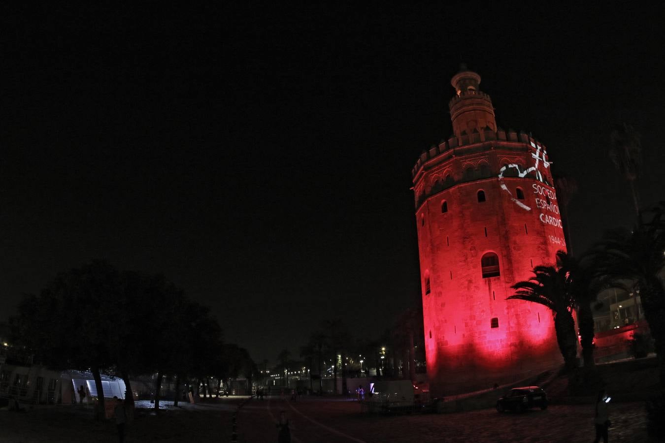 ¿Por qué la Torre del Oro se tiñe de rojo?