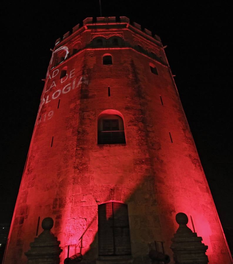 ¿Por qué la Torre del Oro se tiñe de rojo?