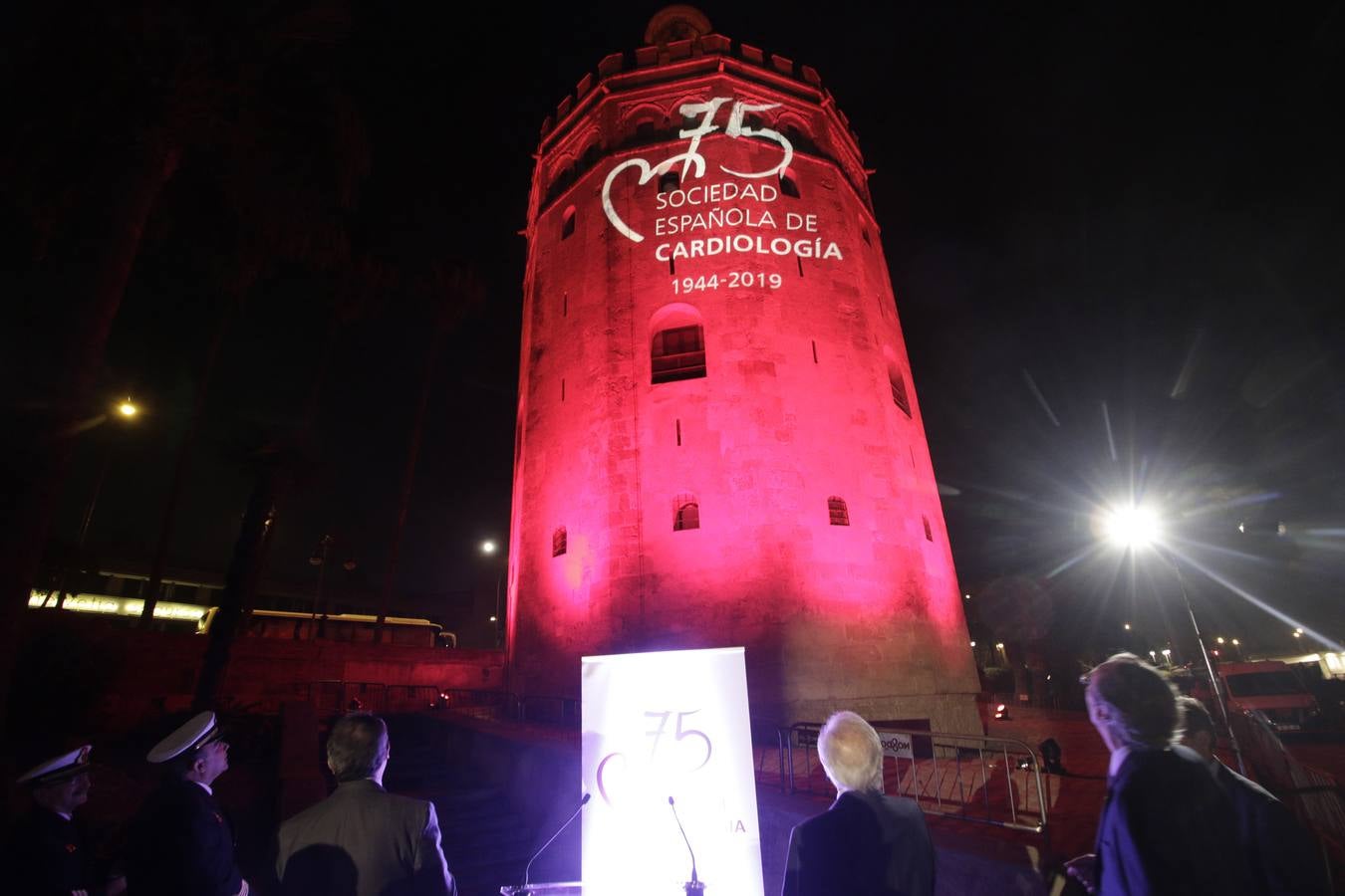 ¿Por qué la Torre del Oro se tiñe de rojo?