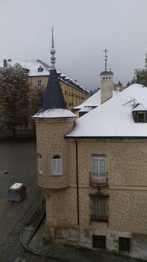 Varios municipios segovianos han amanecido con los tejados repletos de nieve. Entre ellos, La Granja de San Ildefonso.. 