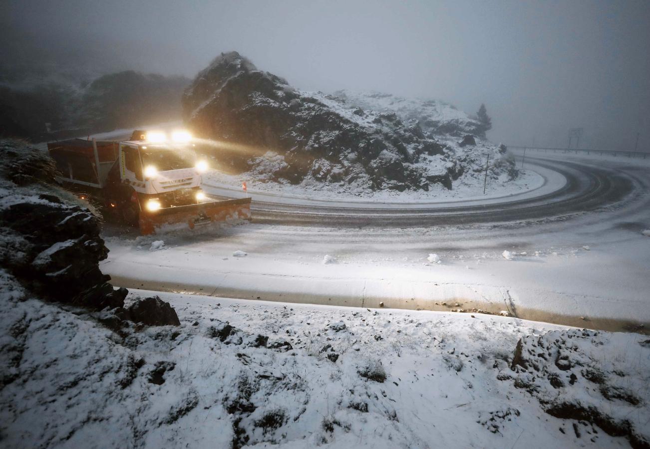 Un quitanieves limpia la carretera en Belagua (Pamplona) con las primeras nieves del otoño.. 