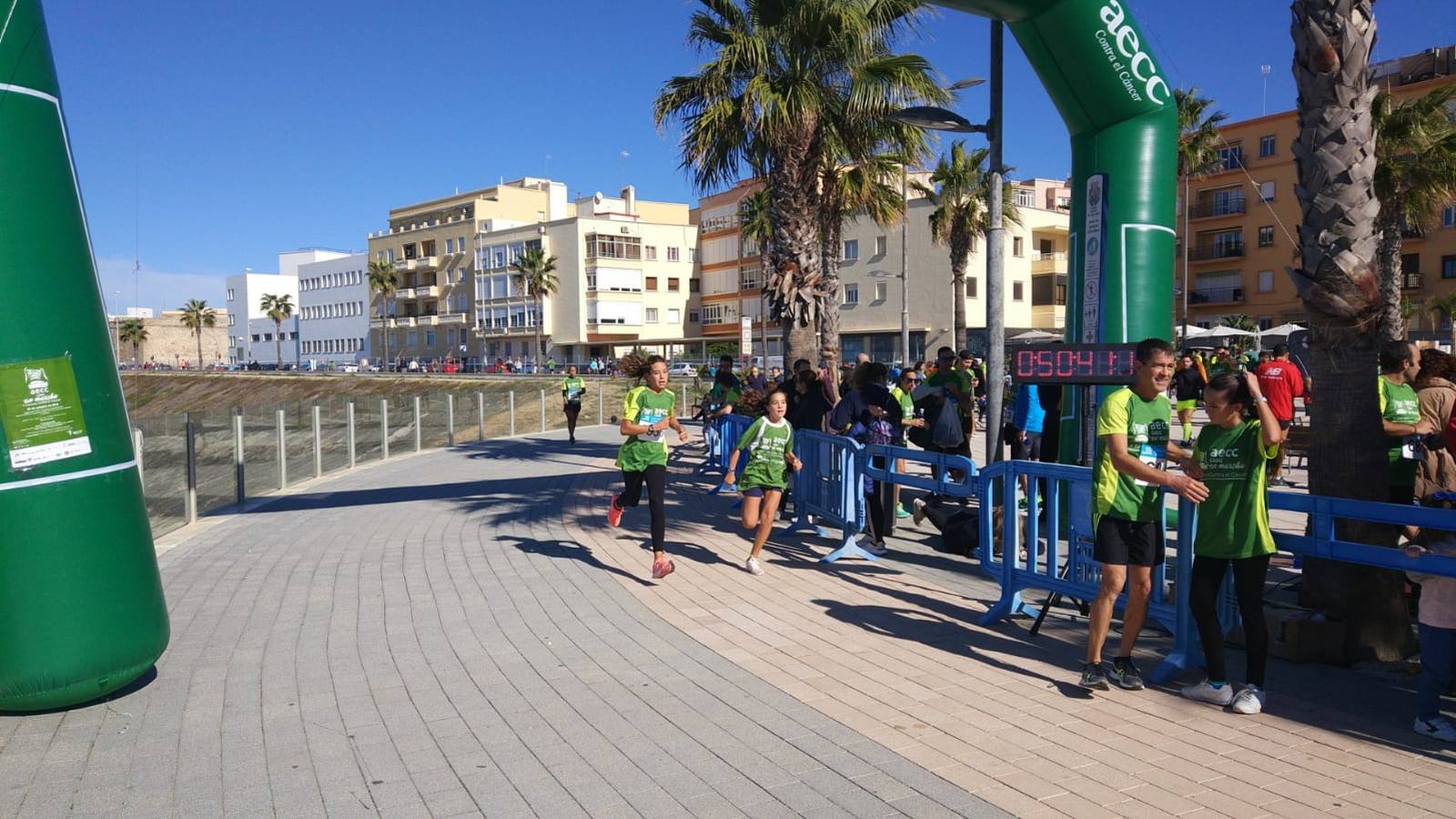 Búscate en las fotografías de la Carrera contra el Cáncer en Cádiz