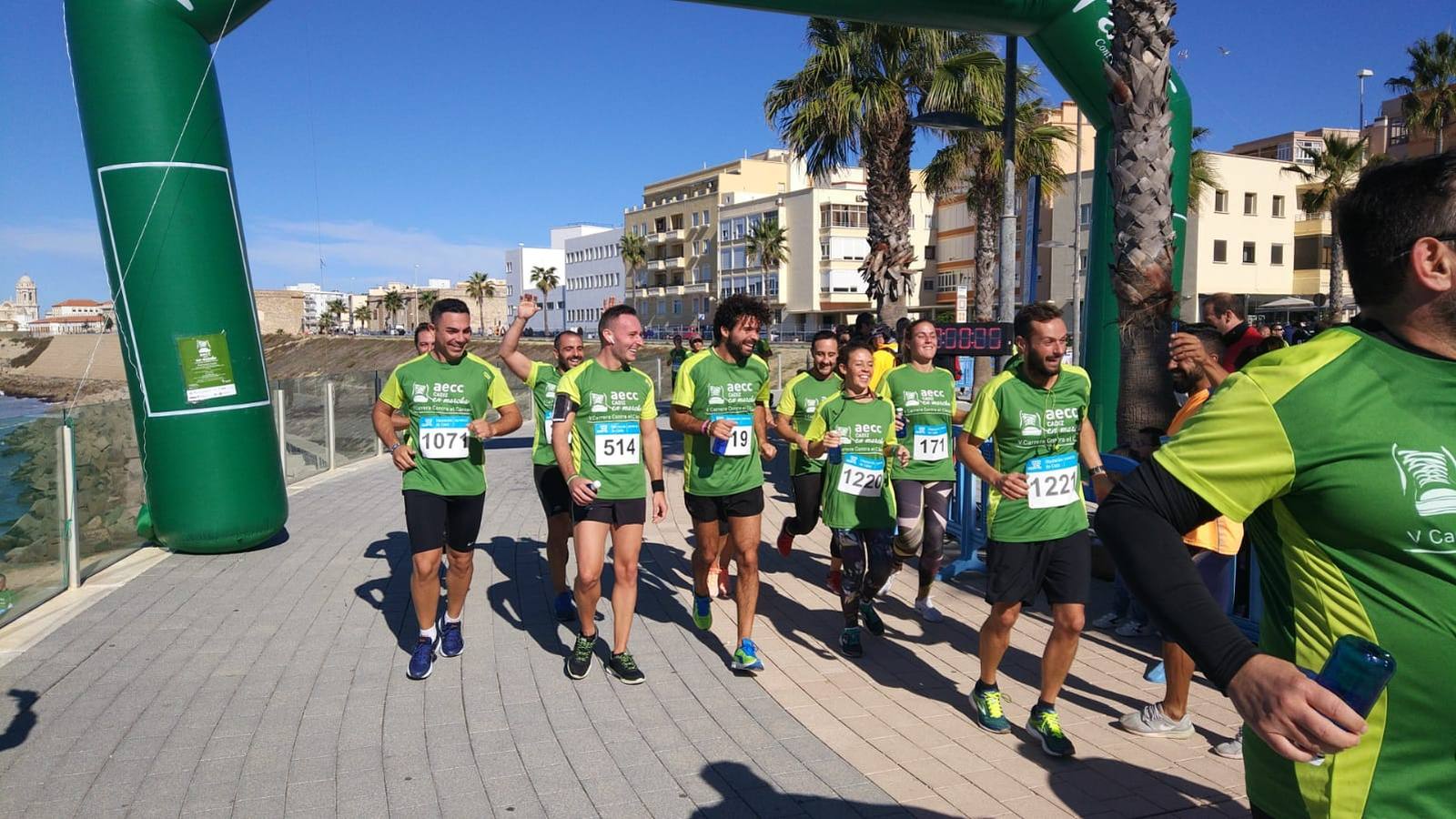 Búscate en las fotografías de la Carrera contra el Cáncer en Cádiz