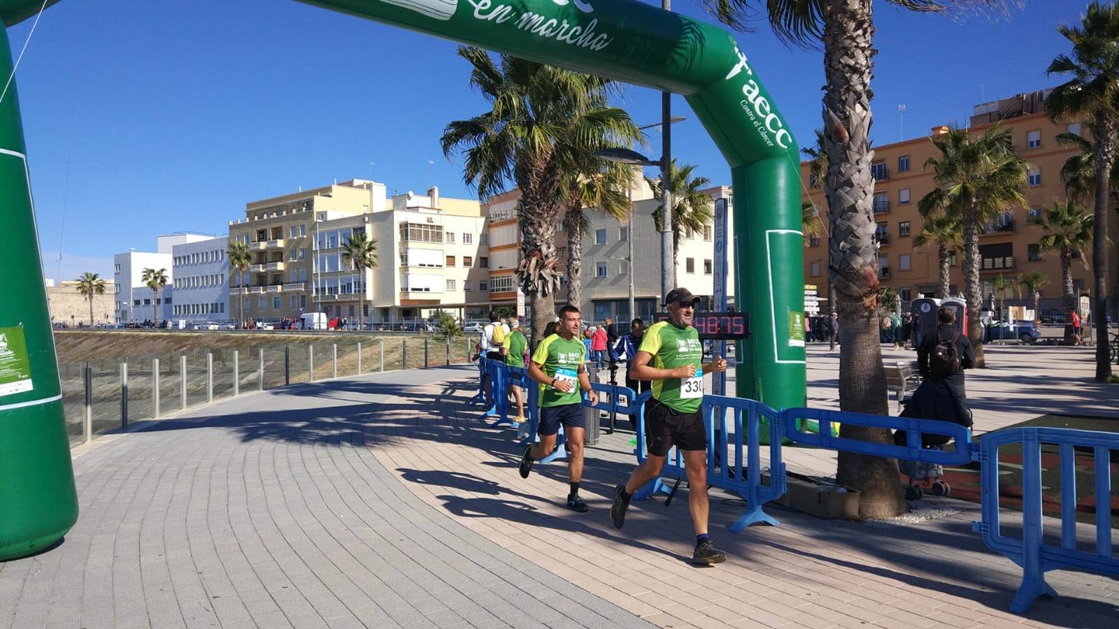 Búscate en las fotografías de la Carrera contra el Cáncer en Cádiz