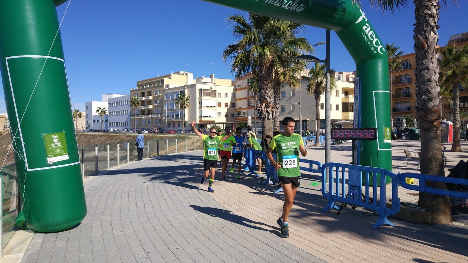 Búscate en las fotografías de la Carrera contra el Cáncer en Cádiz