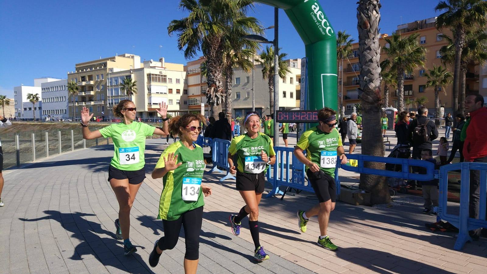 Búscate en las fotografías de la Carrera contra el Cáncer en Cádiz