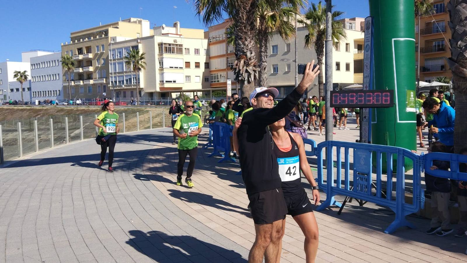 Búscate en las fotografías de la Carrera contra el Cáncer en Cádiz