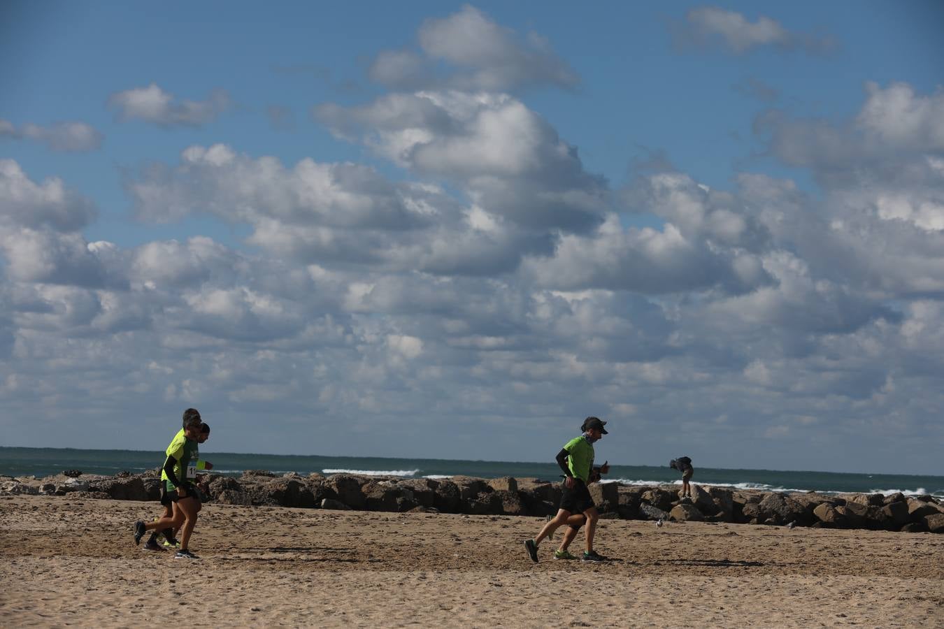 Búscate en las fotografías de la Carrera contra el Cáncer en Cádiz