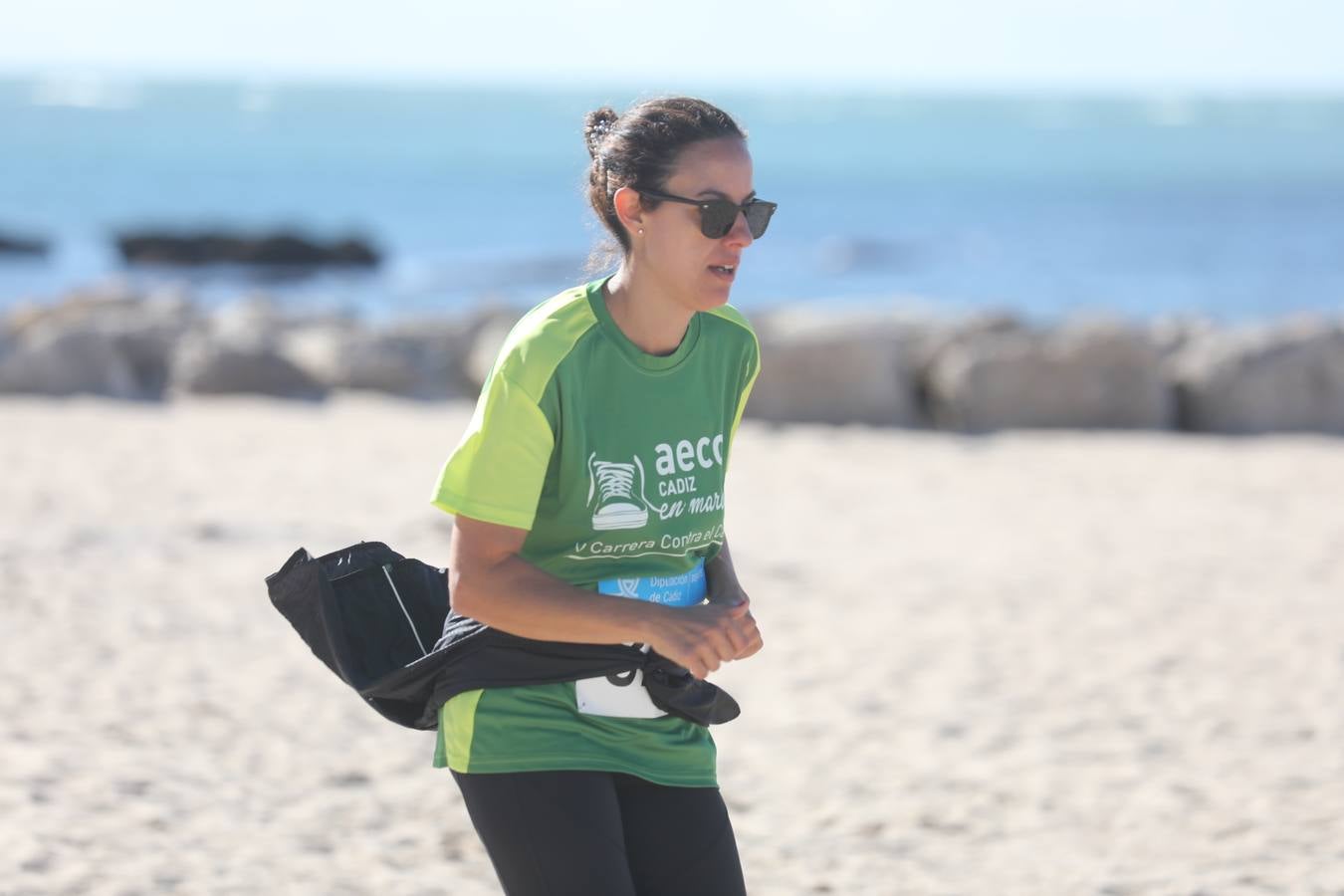 Búscate en las fotografías de la Carrera contra el Cáncer en Cádiz