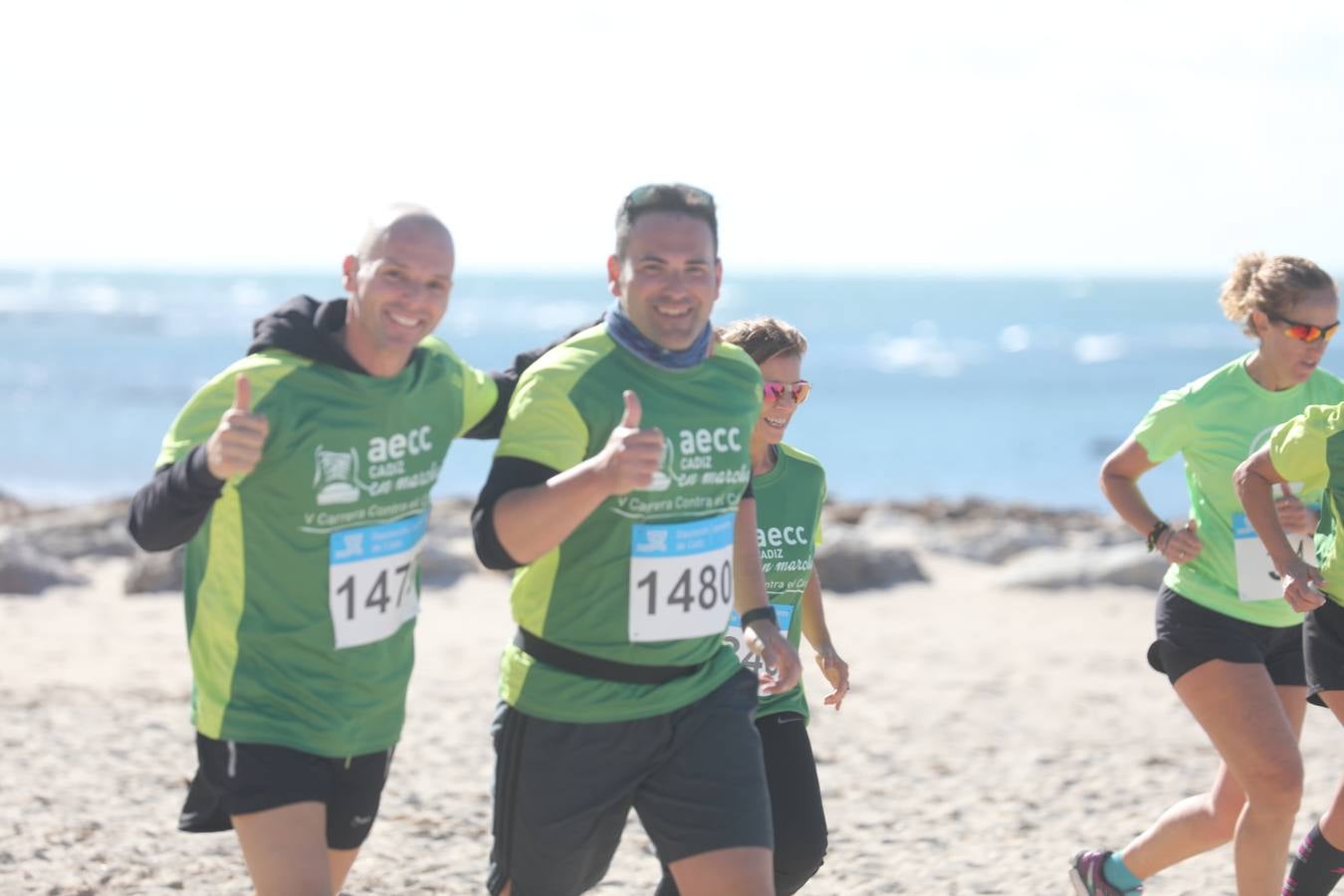 Búscate en las fotografías de la Carrera contra el Cáncer en Cádiz