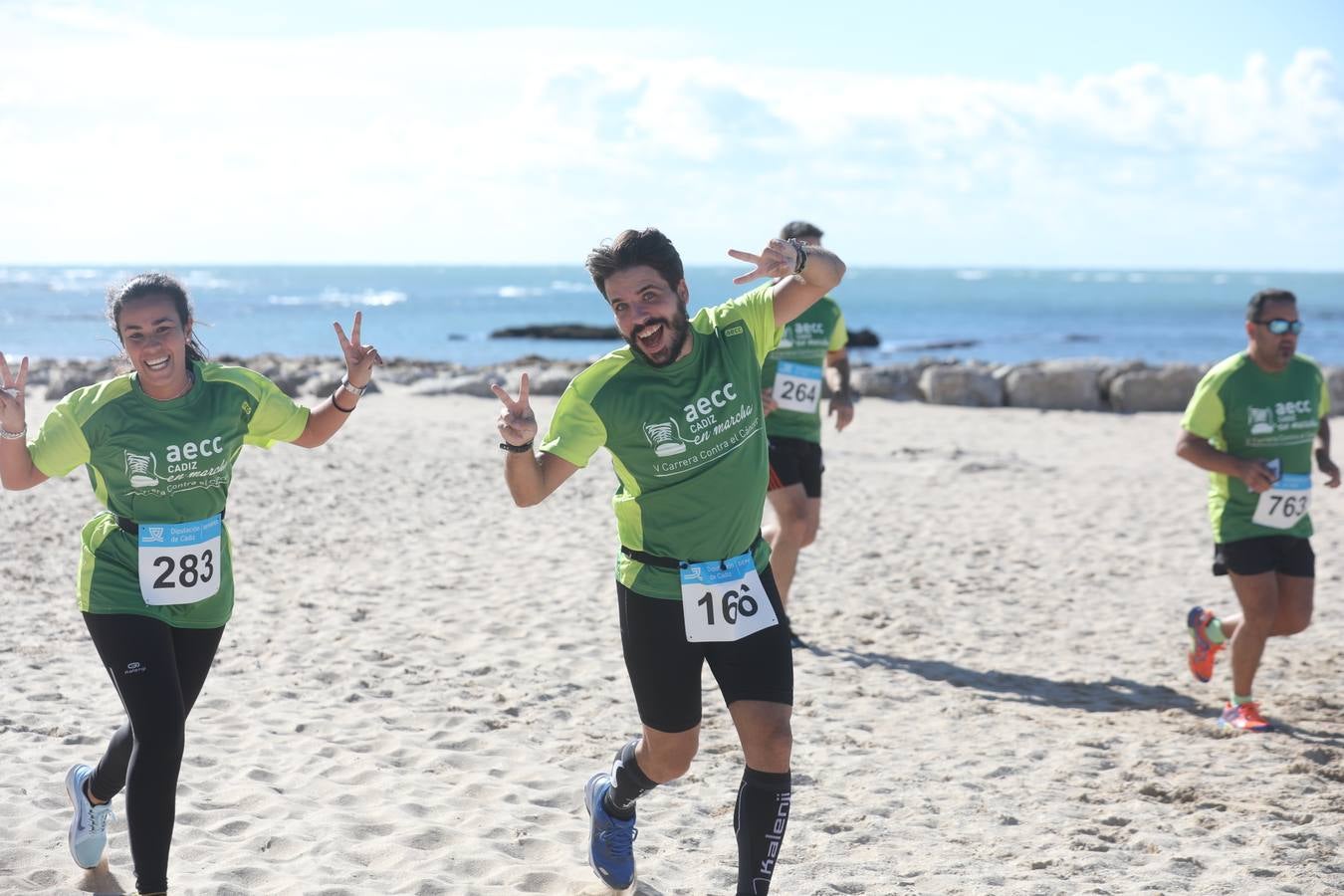 Búscate en las fotografías de la Carrera contra el Cáncer en Cádiz