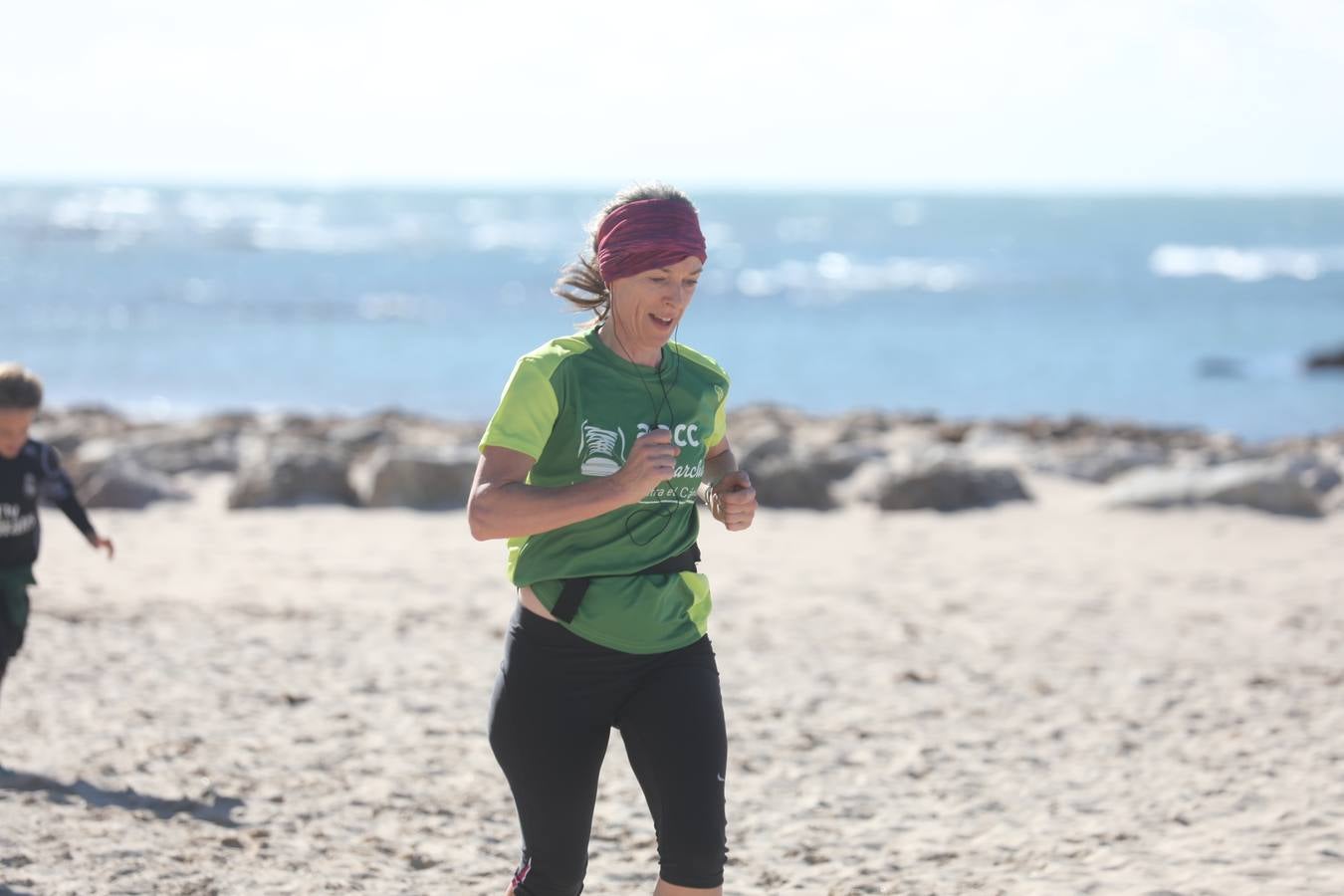 Búscate en las fotografías de la Carrera contra el Cáncer en Cádiz