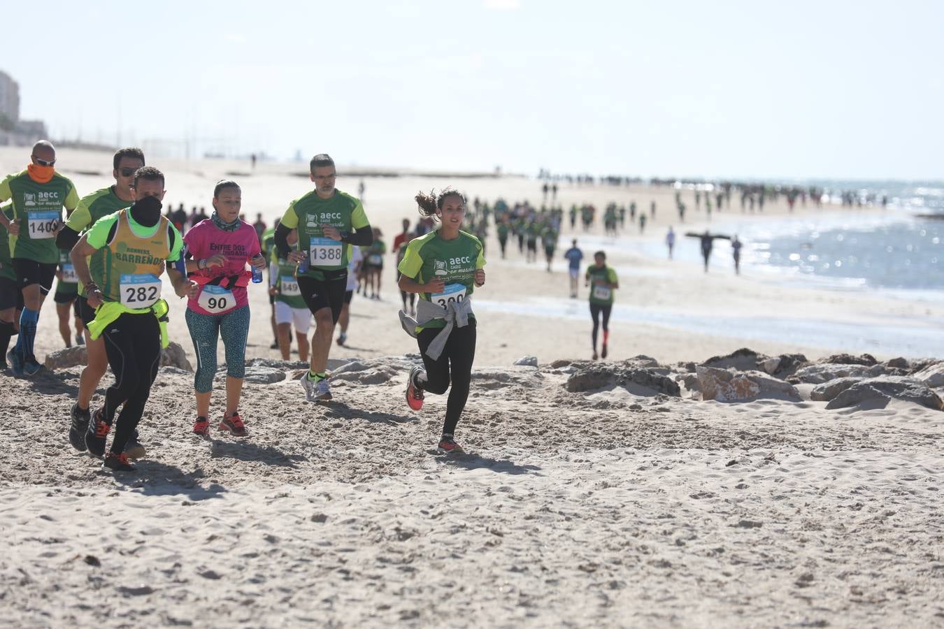 Búscate en las fotografías de la Carrera contra el Cáncer en Cádiz