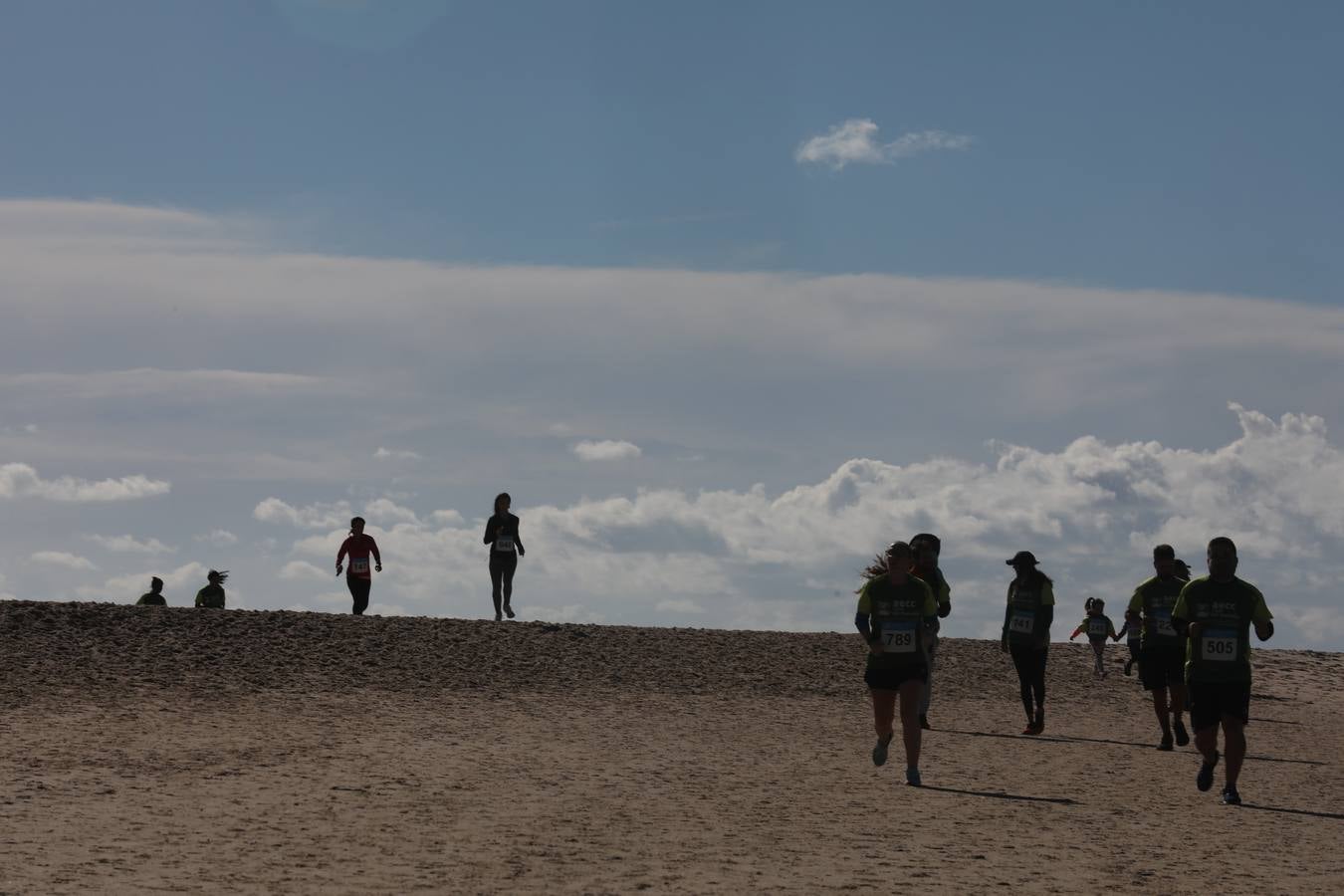 Búscate en las fotografías de la Carrera contra el Cáncer en Cádiz