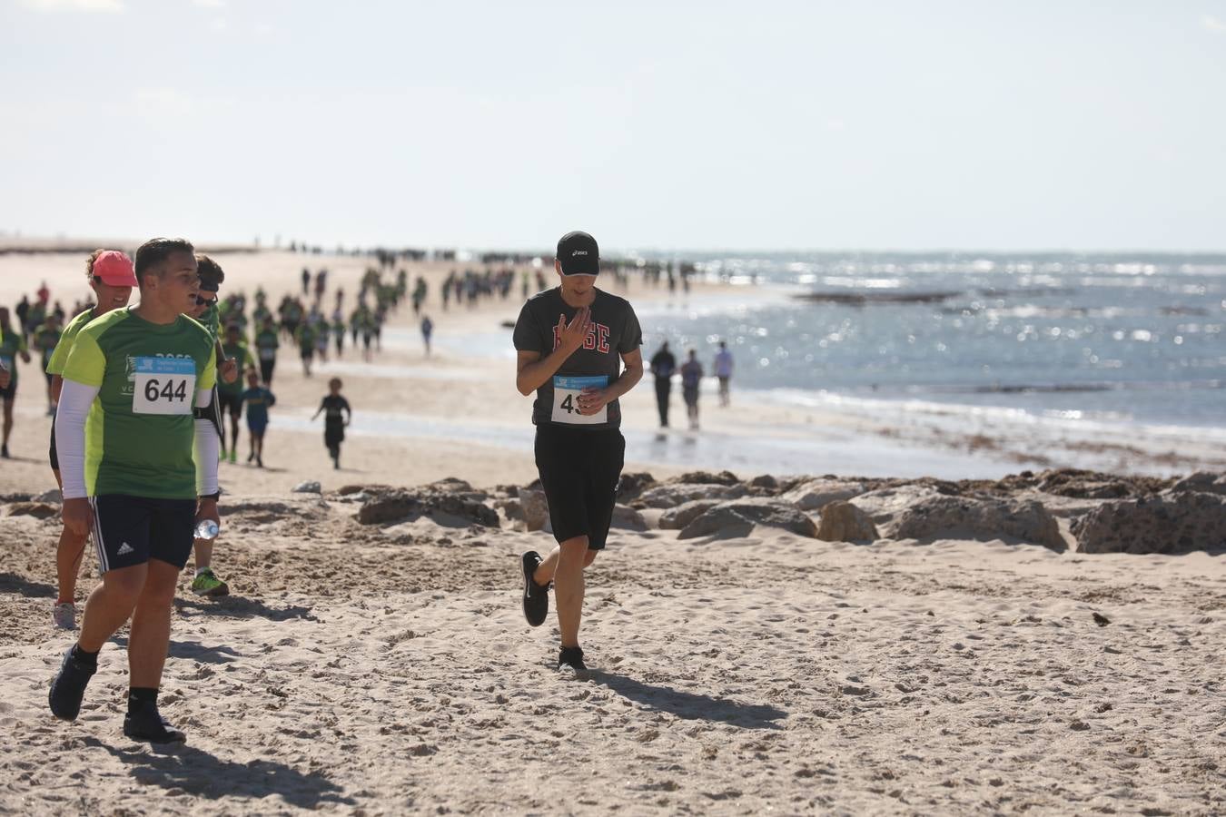 Búscate en las fotografías de la Carrera contra el Cáncer en Cádiz