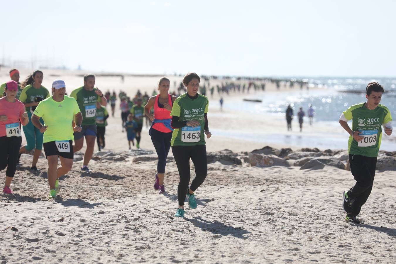 Búscate en las fotografías de la Carrera contra el Cáncer en Cádiz