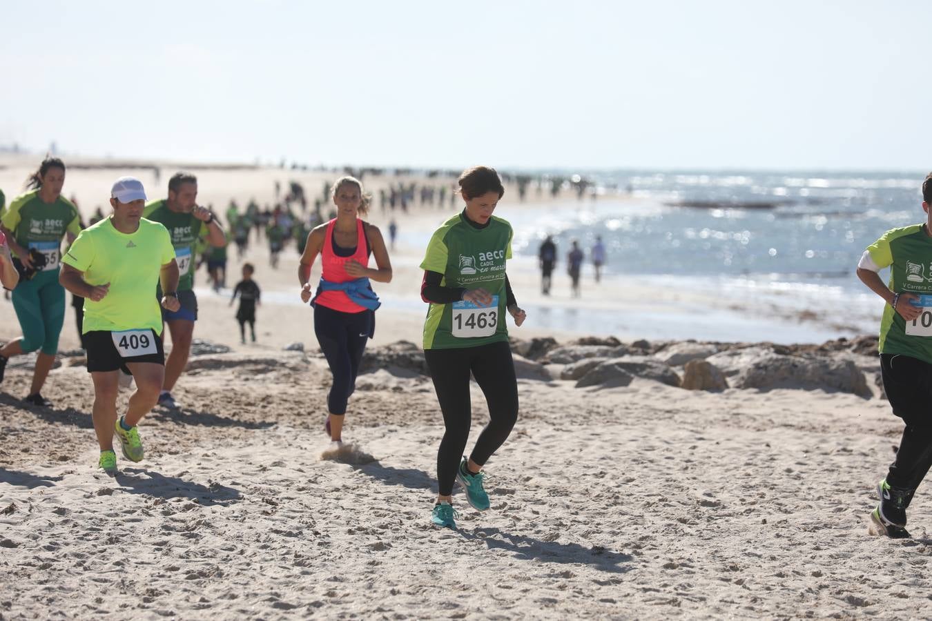 Búscate en las fotografías de la Carrera contra el Cáncer en Cádiz