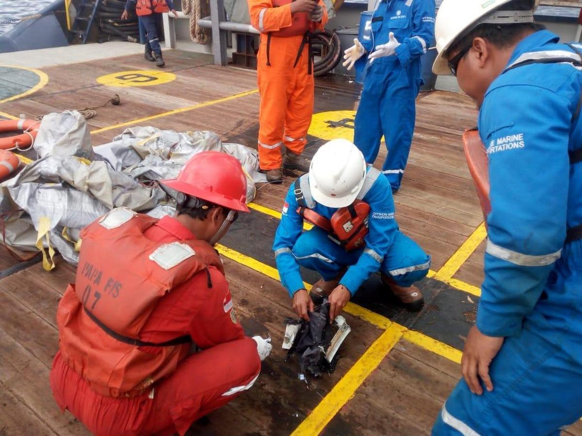 La búsqueda y rescate del avión siniestrado en el Mar de Java, en imágenes