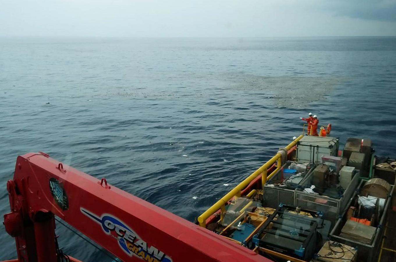 La búsqueda y rescate del avión siniestrado en el Mar de Java, en imágenes