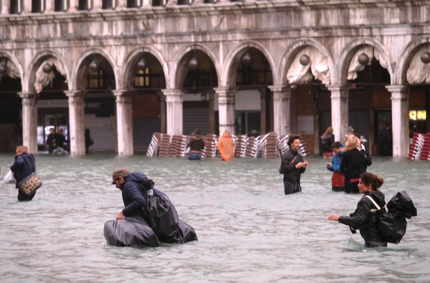 El 75% de Venecia se ha inundado por el fenómeno llamado «acqua alta» (agua alta). Pasa a lo largo del año varias veces, pero en esta ocasión ha alcanzado un nivel «excepcional».. 