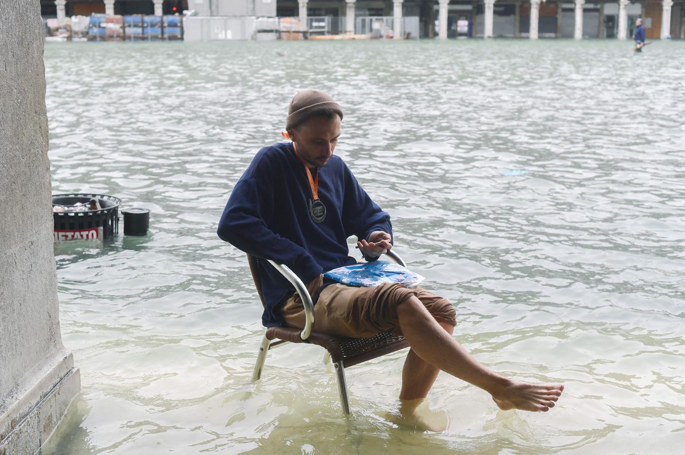 El viento con componente sureste, conocido como «siroco», ha soplado con mucha fuerza desde el mar y ha arrastrado masas de agua marina que han entrado en el centro histórico de Venecia.. 