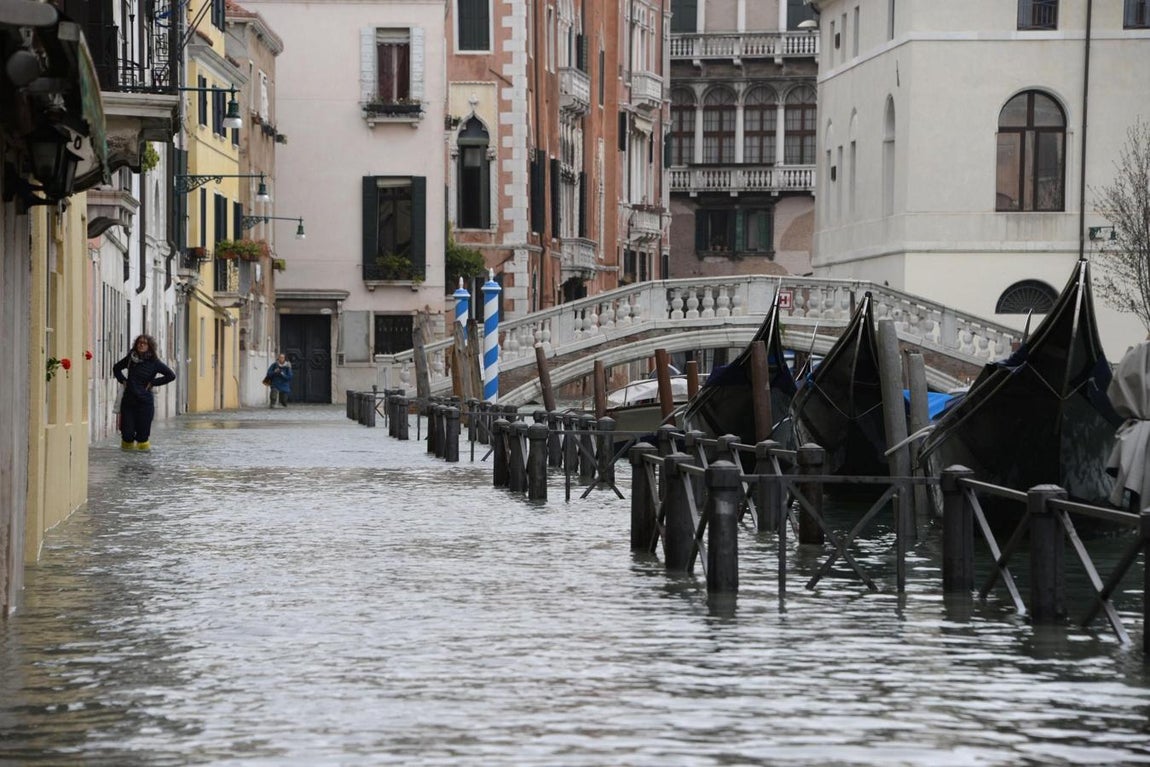 Vista de una calle inundada en Venecia, con las famosas góndolas a la derecha de la imagen. Los fuertes vientos han empujado las aguas marinas hacia el interior de la ciudad, provocando una inundación histórica.. 