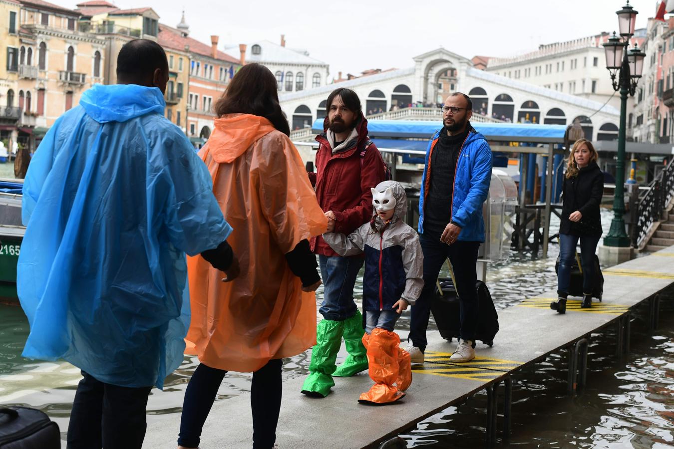 Los turistas tienen que utilizar las pasarelas instaladas para poder desplazarse por la ciudad.. 